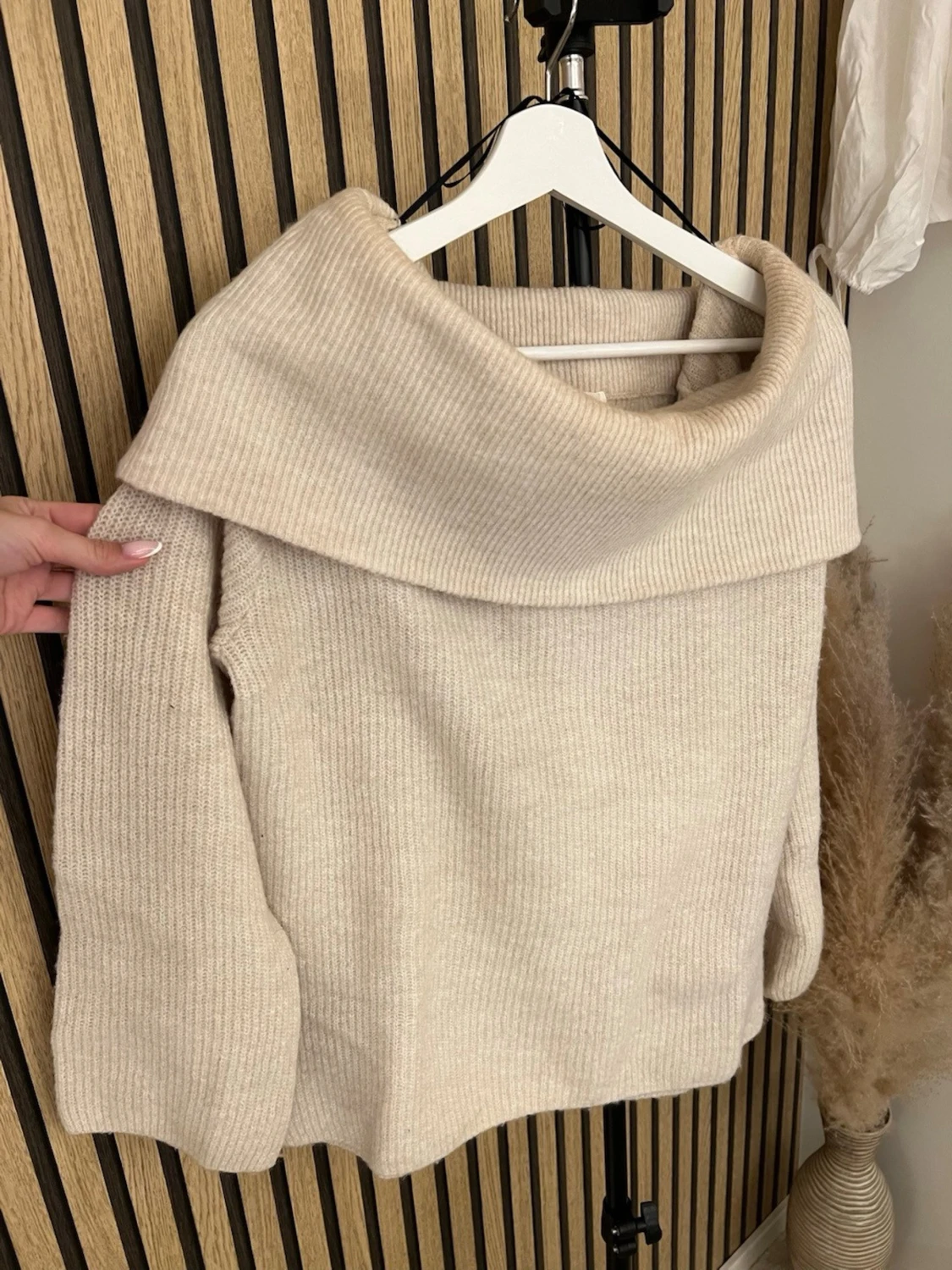 Beige stickad offshoulder tröja
