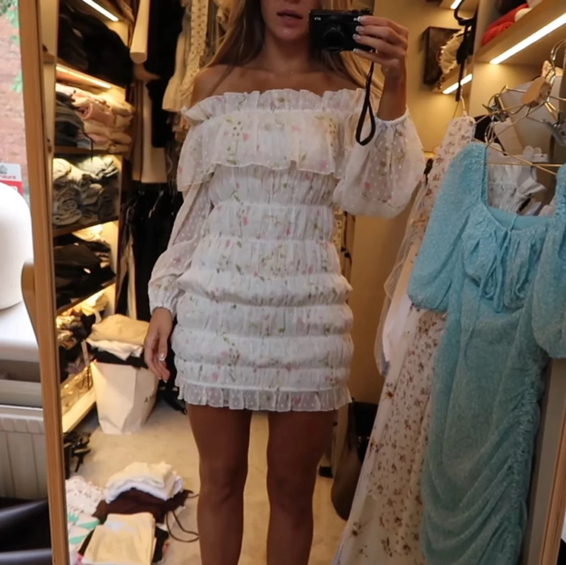Vit offshoulder kortklänning med volang - 1