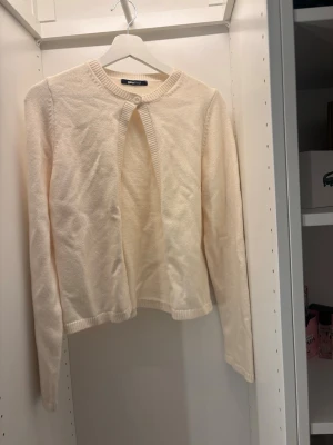 Gina tricot stickad tröja  - Säljer min vita stickade tröja från Gina då den aldrig ens har blivit testad och kommer aldrig bli, inga defekter och helt som ny skick, priset kan diskuteras vid snabb affär 
