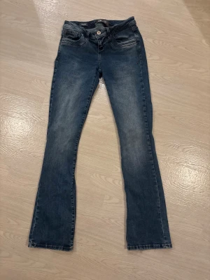 Ltb Valerie Jeans - Säljer mina jättefina ltb jeans då dom inte passar mig längre, sparsamt använda och inga defekter. Skriv om ni har frågor!😊Strl 25/32