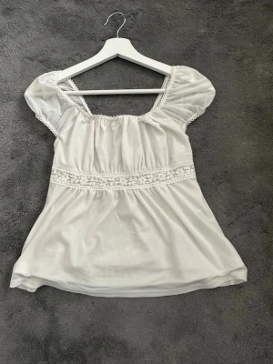 Vit blus - En jätte gullig vit sommar blus. Aldrig använd, inga defekter ❤️