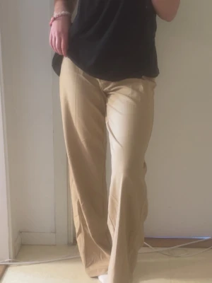 Kostymbyxor - Beige kostymbyxor med hög midja 