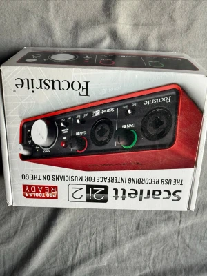 Focusrite Scarlett 2i2 ljudkort - Säljer ett Focusrite Scarlett 2i2 USB-ljudkort i röd metall med svarta och silverfärgade reglage. Perfekt för inspelning och musikproduktion, med två kombinerade XLR/tele-ingångar och tydliga gain-rattar. Kommer med originalkartong och USB-kabel.