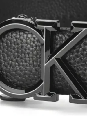 Svart Calvin Klein skärp i skinn - Snyggt svart skärp från Calvin Klein med stor metallspänne i form av CK-loggan. Bältet är gjort i präglat skinn som ger en lyxig känsla och passar perfekt till jeans eller kostymbyxor. Ett statement-piece för dig som gillar stilrena accessoarer.