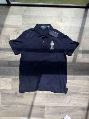 Ralph Lauren Polo Tröja  - Snygg marinblå pikétröja från Polo Ralph Lauren med klassisk krage och två knappar. Helt ny aldrig använd - Passar storlek S  - Top kvalite - Skriv gärna vid funderingar- Snabb Frakt 🚚