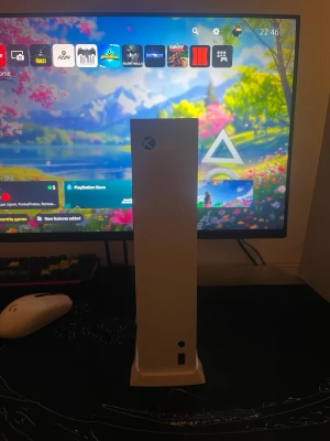 Xbox Series S vit spelkonsol - Säljer en Xbox Series S spelkonsol i vit färg med en stilren, rektangulär design och en stor svart cirkel på framsidan. Konsolen är kompakt och passar perfekt för gamingrummet. Perfekt för dig som vill ha en smidig och modern konsol till nästa spelsession.