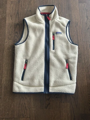 Patagonia väst - Säljer en riktigt stilren väst från patagonia i topp skick! Storlek xs. Tveka inte på att ställa frågor & funderingar😄