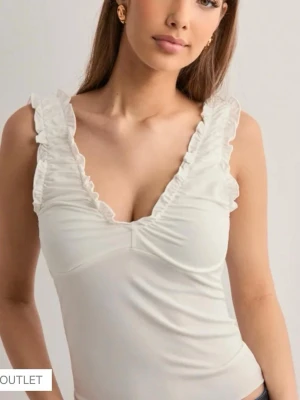 Vit linnetopp med volangdetaljer - Snygg vit linnetopp med volangdetaljer längs axelbanden och v-ringad front. Toppen är ärmlös och har en feminin, figurnära passform som framhäver siluetten. Perfekt för att skapa en trendig och fräsch look. Ny utan prislapp och säljer då den tyvärr aldrig kommit till användning 💕