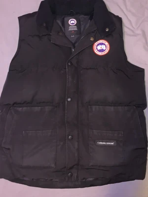 Canada Goose vest - Cg väst storlek L passar m/s