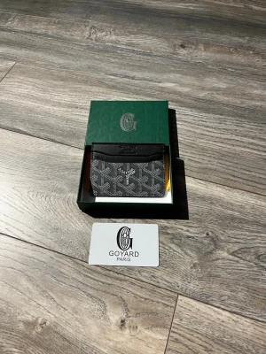 Goy4rd plånbok  - Säljer en fin grå goy4rd plånbok i perfekt skicka. Vid frågor är det bara att höra av er 