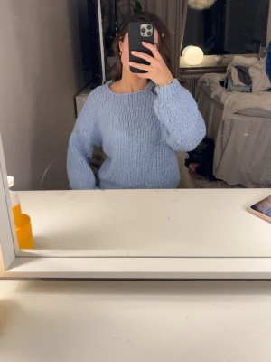 Blå stickad tröja  - Från cubus 