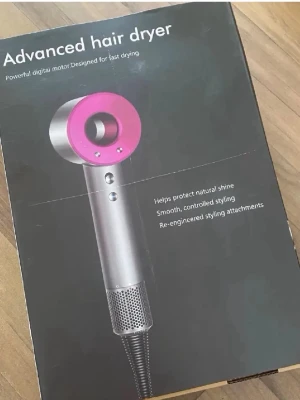 Hårfön - Hårfön med 4 extra tillbehör som stylar och fönar håret på olika sätt. Tillkommer även hållare som kan fästa hårfönen på väggen. Pris kan diskuteras