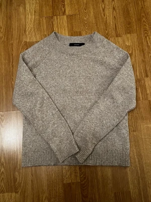 Beige stickad tröja - Beige/ljusbrun stickad tröja från Vero Moda i storlek S