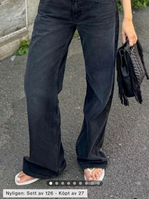 Svarta wide leg jeans loose fit - Säljer mina lågmidjade loose fit jeans i strlk xs, från junkyard. Har ändast använt dom ett fåtal gånger men dom har tyvärr får lite slitningar på slutet av benen. Nypris: 699kr.