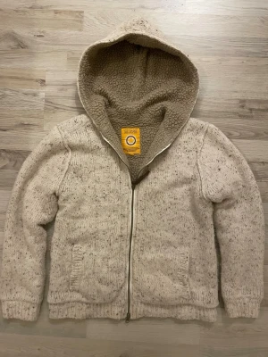 Fodrad stickad cardigan - Otroligt snygg beige fodrad stickad cardigan. Passar perfekt till kallare väder. Priset kan såklart diskuteras!