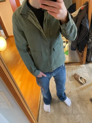 Fieldjacket/Overshirt - Riktigt fet Fieldjacket perfekt till våren | lappen är avklippt men skulle gissa på storlek XS | Skriv vid funderingar och skicka gärna bud! 