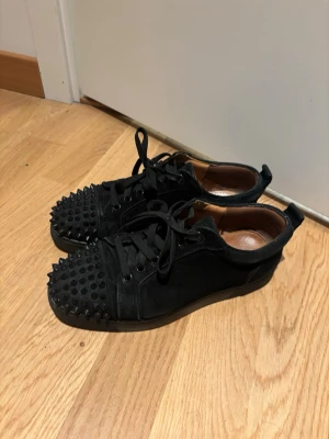 Christian louboutin sneakers  - Sneakers från Christian louboutin i storlek 37. Förstärkta hos skomakaren i bakkappan. Liten spricka bak (se sista bilden). 