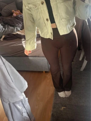 Vår jacka  - Vår jacka från Zara. En knapp är borta (sista bilden)