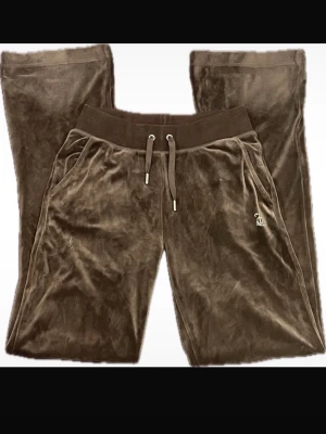 Bruna byxor från Juicy Couture - Snygga bruna byxor från Juicy Couture med text på baksidan. Har haft på flera gånger