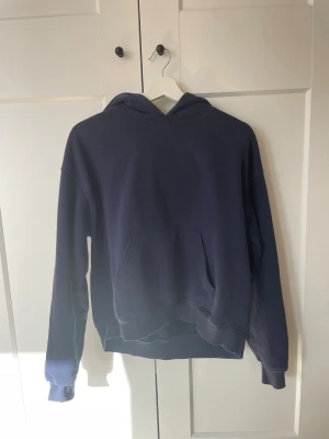 Marinblå hoodie - Säljer en fin marinblå hoodie ifrån Gina tricot i storlek S💕