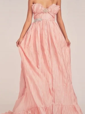 Katrina Bejeweled Balklänning - Säljer denna otroliga balklänningen som tyvärr är för liten för mig! Den är aldrig använd, möjligtvis tappat bort prislappen när jag skulle prova den, kan möjligtvis leta upp den, inköpt för 895$ i USA💖 Storlek US2 men passar en XS eller liten S!😇