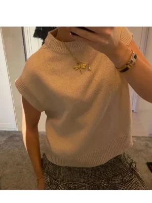 Beige stickad  topp - Säljer en beige stickad topp med korta armar. Jättegullig och perfekt nu när det börjar bli lite varmare! 