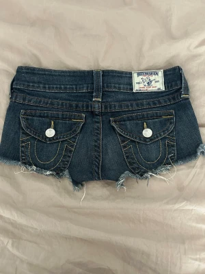 True religion shorts  - Fina shorts från true religion, midjemåttet rakt över är 36,5cm🫶