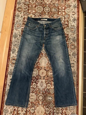 Levi's 512 bootcut  - Snygga bootcut Levi’s jeans med snygg wash       Midja 42cm                                                            Längd 102cm                                                       Benöppning 24cm