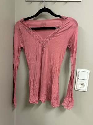 Rosa v-ringad intimissimi tröja - Jättefin rosa tröja från intimissimi som inte längre kommer till användning!! Som ny, inga defekter eller fläckar. Pris kan diskuteras!!!