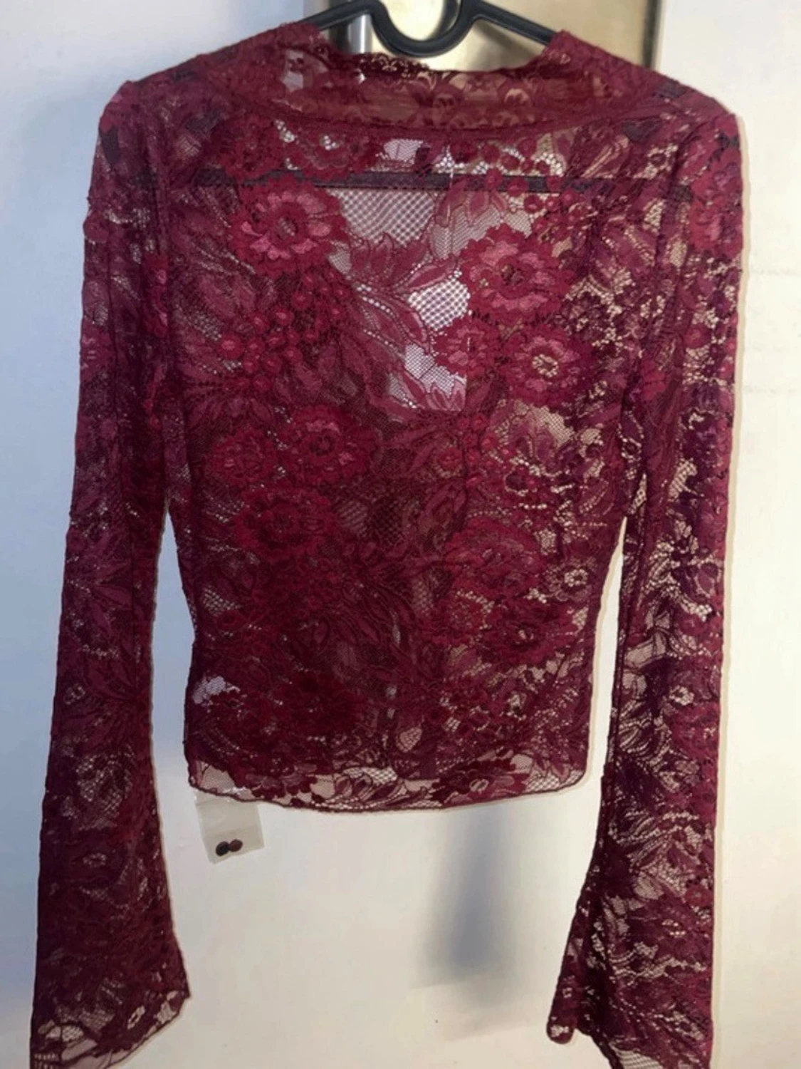 Vinröd spetsblus med vida ärmar - 2