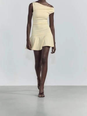 Gul klänning  - Säljer en jätte fin gul klänning ifrån Zara i storlek S. Den är använd 1 gång och är i mycket bra skick!💕