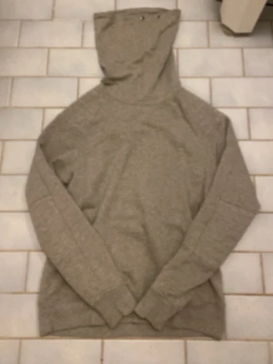 Beige hoodie från H&M - Säljer en enkel och stilren beige hoodie från H&M i storlek M. Hoodien har en klassisk huva och är tillverkad i mjukt material som känns skönt mot huden. Perfekt för dig som gillar en clean och avslappnad look.
