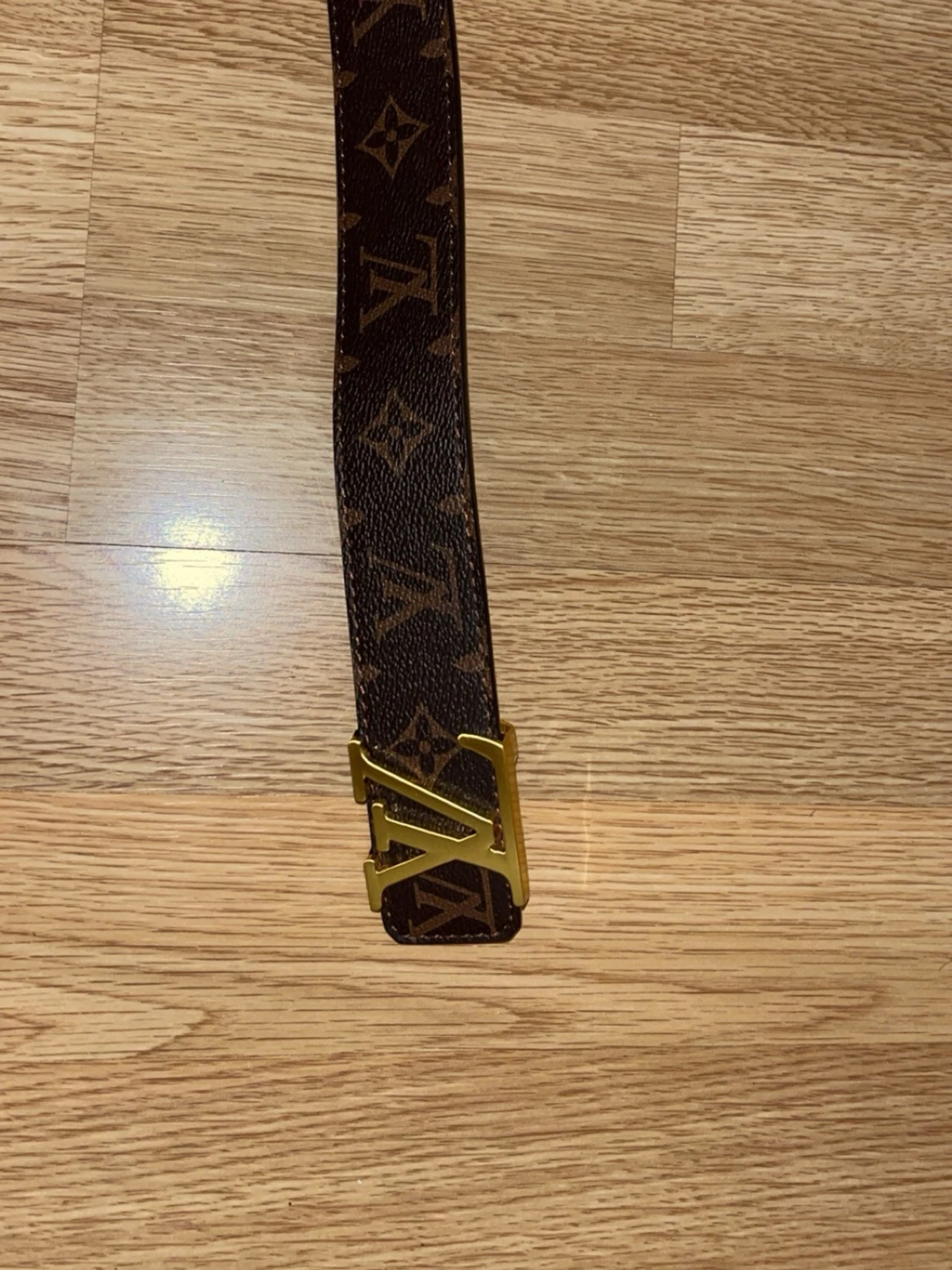 Ett snyggt bälte med en uniq design L och en V - 1