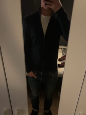 Blå kofta  - Blå kofta - Färg: Marinblå - Storlek S - Mycket fint skick - Mitt pris: 199kr - hör av dig vid funderingar 💫