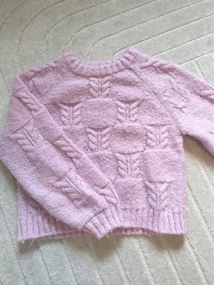 Stickad tröja med mönster - Säljer eftersom den inte kommer till användning. Använd ca 3 gånger💞 nypris ca 460. Axelbredd ca 18 cm, längd ca 52 cm. 57% polyester