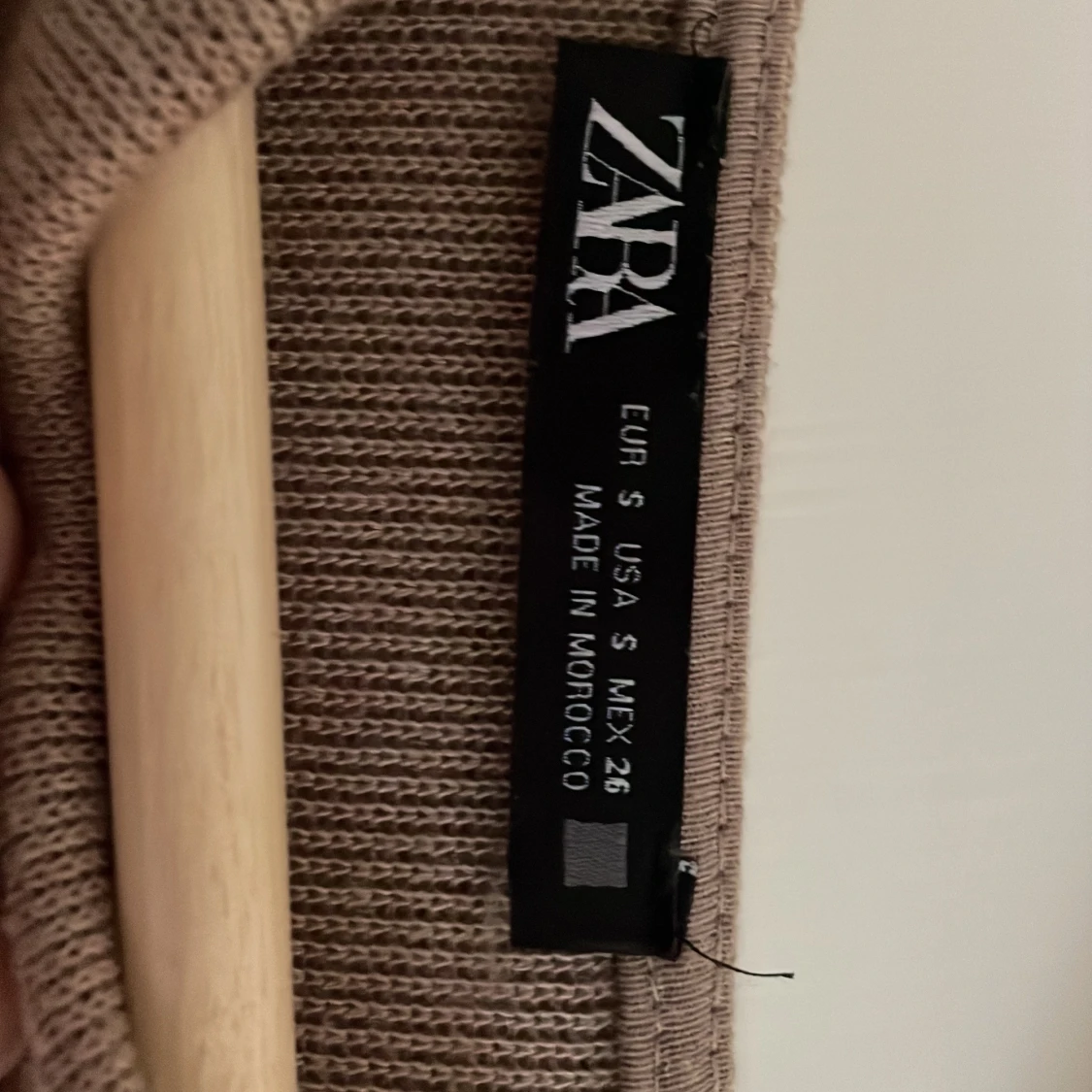 Beige topp med knyt i sidan - 2