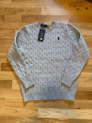 Polo sweatahirt - Jätte fin och härlig stickat sweatshirt från polo. Den är i storlek S