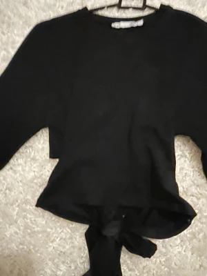 Lager top - En svart knyt  top från lager 157. Inte använd så mycket. I storlek XS.