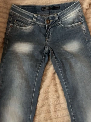 Blå bootcut jeans från ONLY - Säljer ett par blå boot cut jeans från ONLY. Storlek w26 l 34💕