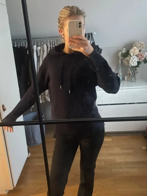 Mörkblå stickad hoodie från Zara - Jätte skön och fin stickad hoodie från Zara