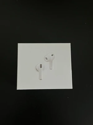 AirPods Pro 3 - 2025 - AirPods Pro 3 (2025) – helt oanvända! Öppnade bara för att kolla innehållet, aldrig använda. 10/10 skick, inga märken eller spår. Full originalutrustning:Silikontoppar i olika storlekar, manual, mm. Apple-garanti kvar (aktiveras via serienummer). Serienr kan delas för äkthetskontroll. Säljer pga behöver inte dem längre. Frågor? Hör av dig! #AirPodsPro3 #Apple #AirPods #Brusreducering #Oanvända #Hörlurar #Teknik
