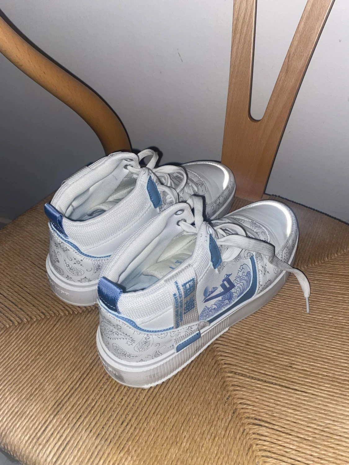 Vita och blå sneakers med mönster