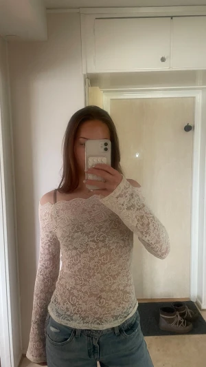 Vero Moda vit spetstopp - Jättefin vit/krämvit spetstopp från Vero Moda använd 2 gånger🤍 Inga defekter förutom att jag har klippt bort lappen inuti så vet inte vilket material men skulle gissa någon slags polyester! Tveka inte att ställa fråga eller ge prisförslag😇 