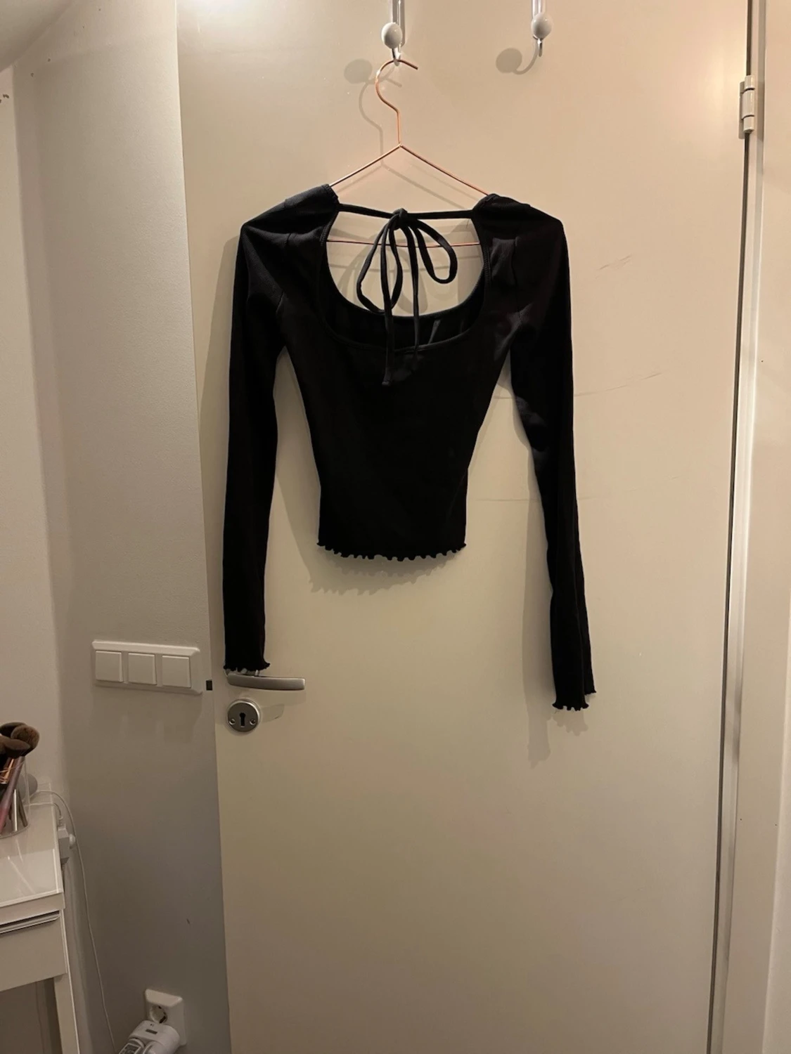 Svart långärmad topp med knyt - 1