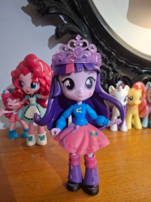 My Little Pony eq girls mini - Twilight - Equestria girls minifigur docka i mycket god kondition. Kolla in min profil för mer my little pony!