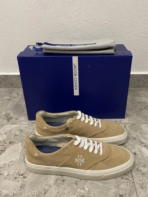 Helt Nya Jacob Cohen Skor  - Helt Nya Jacob Cohen Skor || Storlek 43 || Nypris ca 4000kr || Mitt pris 2699kr || Box och Dustbag medföljer || Tveka inte på att höra av dig vid frågor eller funderingar 