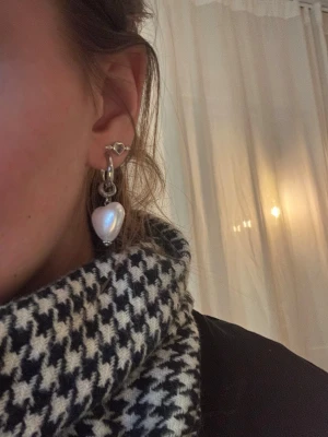 Wos örhängen - Helt nya!!! Fått dubletter så de jag egentligen säljer ligger fortfarande i påsen!🙈❤️❤️ så coola verkligen🥹❤️