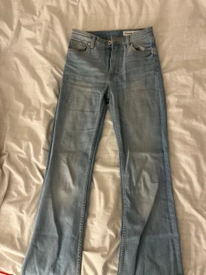 Ljusblåa jeans - Ljusblåa jeans från Bershka. Jätte fina och bra längd, sitter perfekt på mig som är 1.68. Säljer endast för jag redan har ett exakt likadant par.