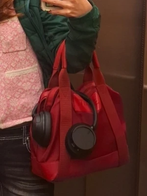 Röd handväska från Esprit - Snygg röd handväska från Esprit med både axelrem och handtag. Väskan rymmer mycket och är väldigt praktisk. I använt skick utan defekter. Dekorationerna ingår ej!