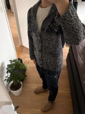 Stickad cardigan - En fet stickad cardigan med snyggt mönster! | I tröjan står storlek L, men passar mig på bilden som bär M | Jag på bilden är 185cm! | Hör av dig vid minsta fundering!🕯️